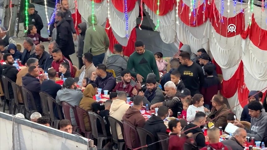 Palestinezët e zhvendosur në Gaza organizojnë iftar të përbashkët mes rrënojave të kampit Jabalia