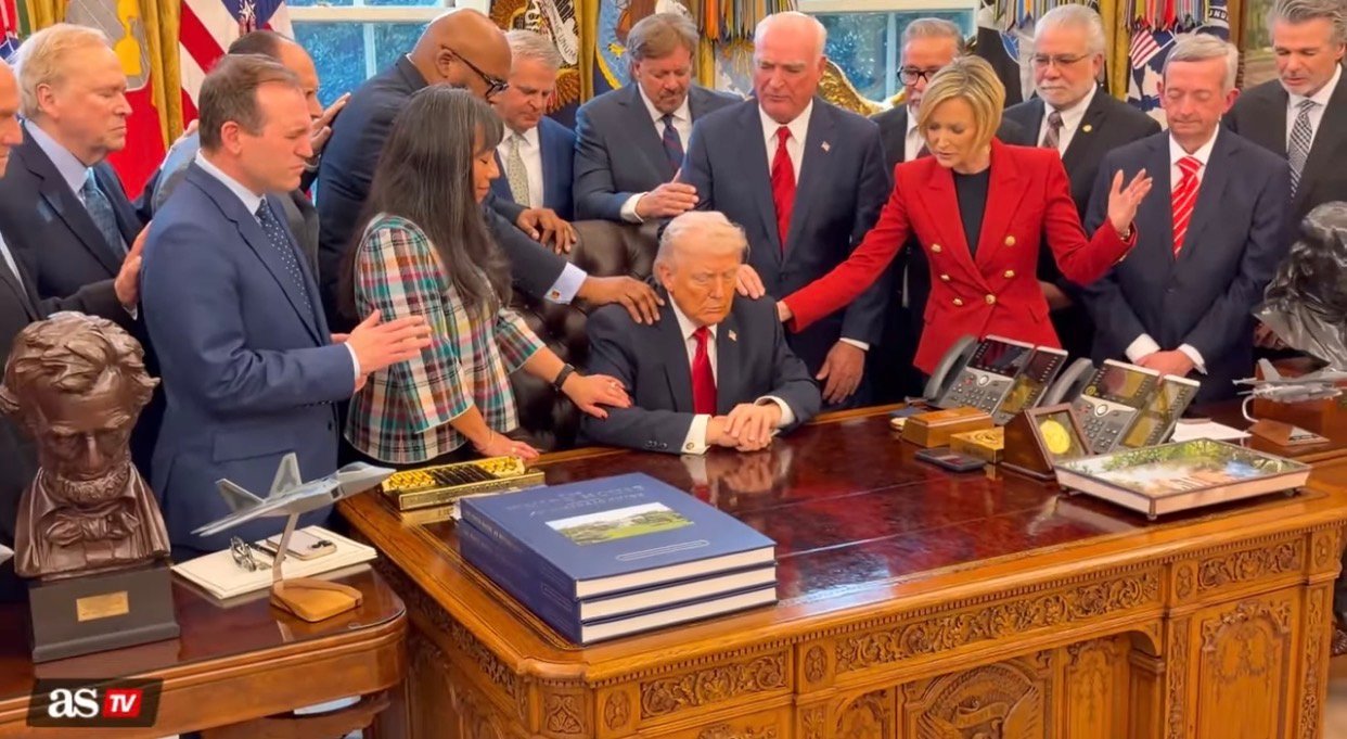 Pastorët e krishterë luten për Trumpin në Zyrën Ovale mes ofensivës SHBA Izrael ndaj Iranit