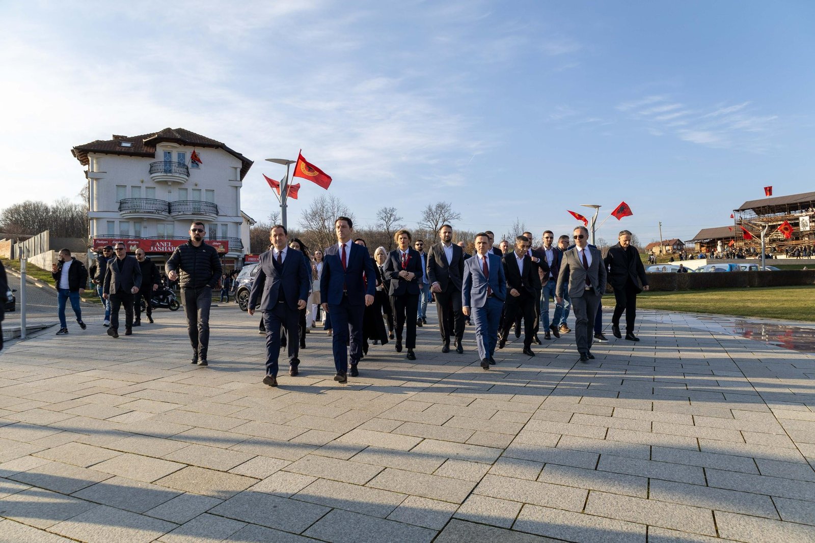Anketë  VLEN partia më e besueshme te shqiptarët  VMRO te maqedonasit