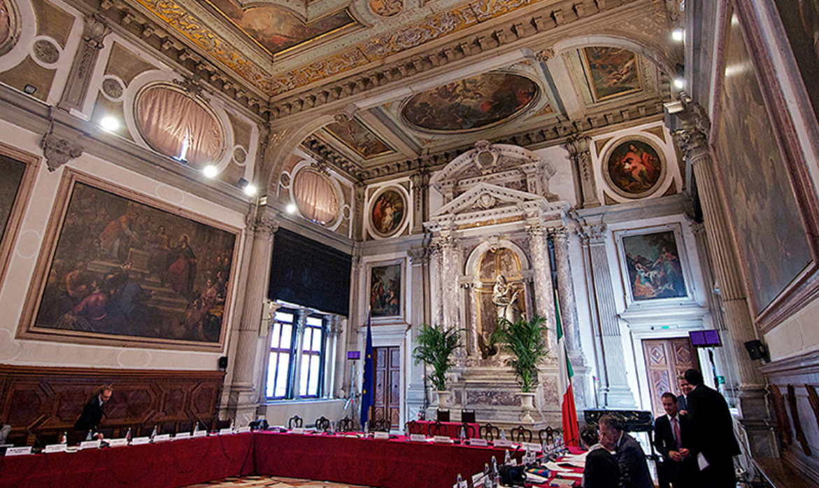 Vjen mendimi i Komisionit të Venedikut për shqipen  theksohet zbatimi praktik dhe nevoja për burime nga shteti