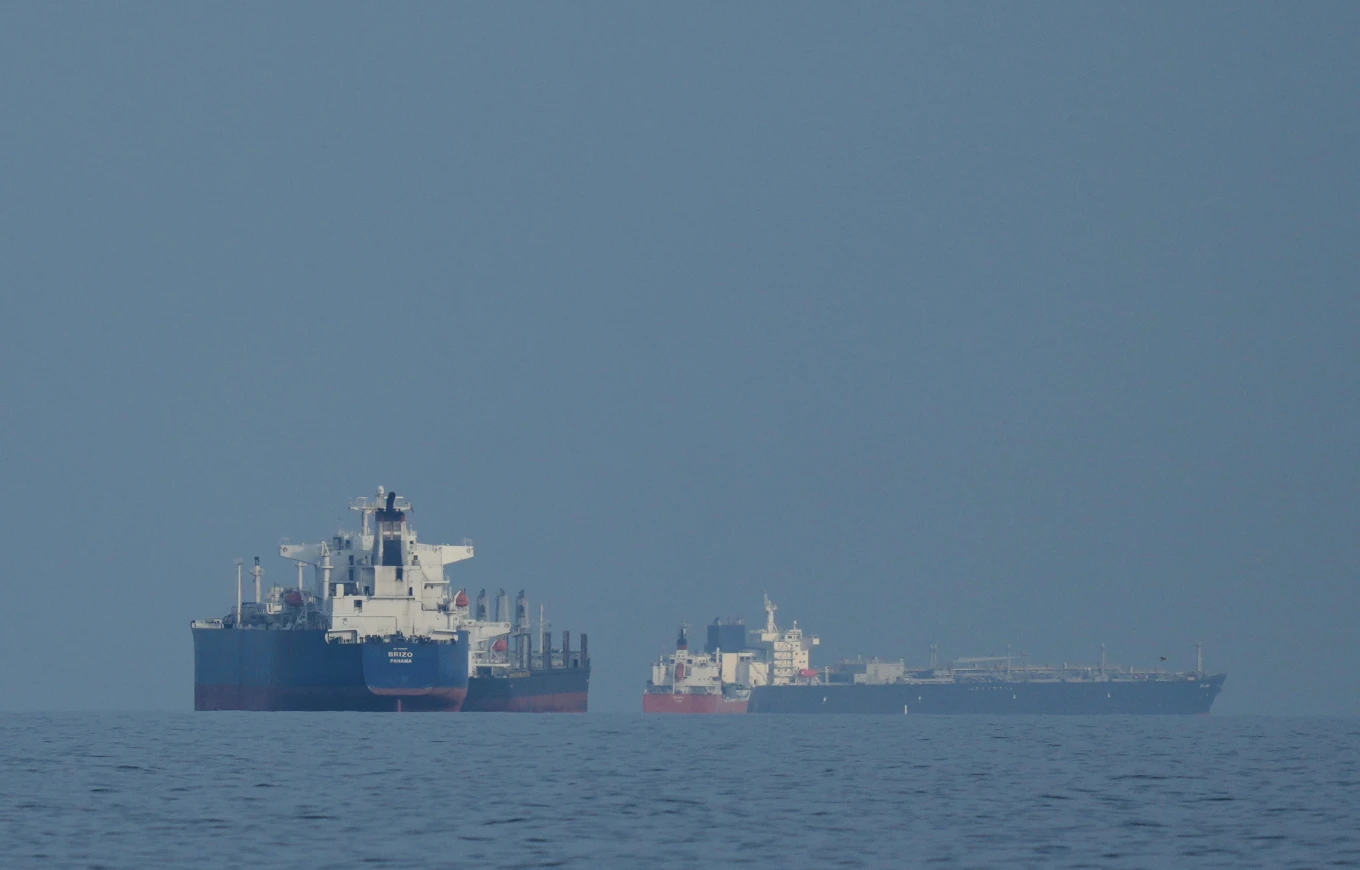 Irani eksporton miliona fuqi nafte pavarësisht luftës  rreth 90 anije kalojnë Ngushticën e Hormuzit