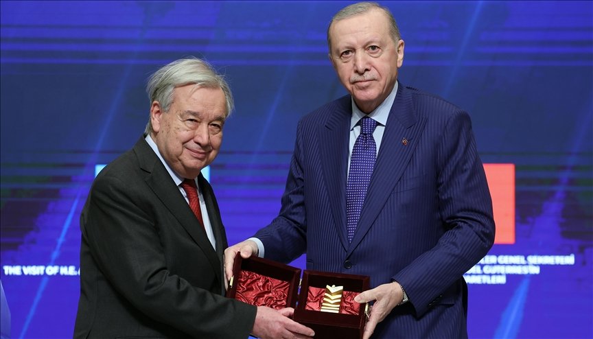 Presidenti turk i dorëzon çmimin ndërkombëtar të paqes kreut të OKB së