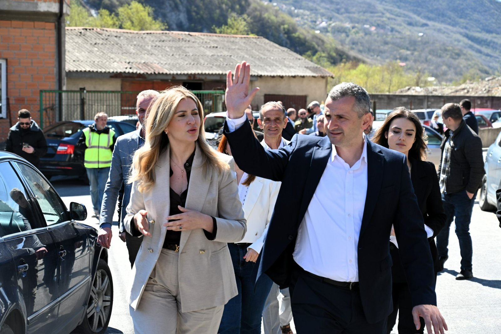 Kryetari i Komunës së Dibrës  Fisnik Mela  pret Zëvendësministren e Transportit  Kaltrina Zekolli Shaqiri   promovohen projekte infrastrukturore në Kosovrast