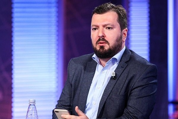 Mësuesi dhe flamuri