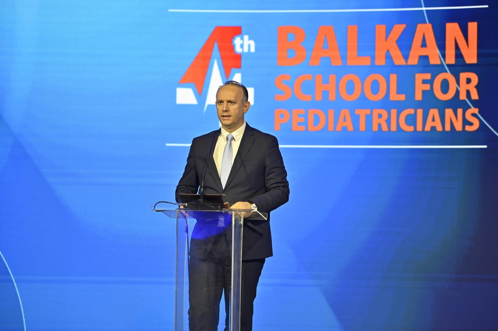 Kryeparlamentari Gashi merr pjesë në hapjen e Shkollës së Katërt Ballkanike të Pediatrisë
