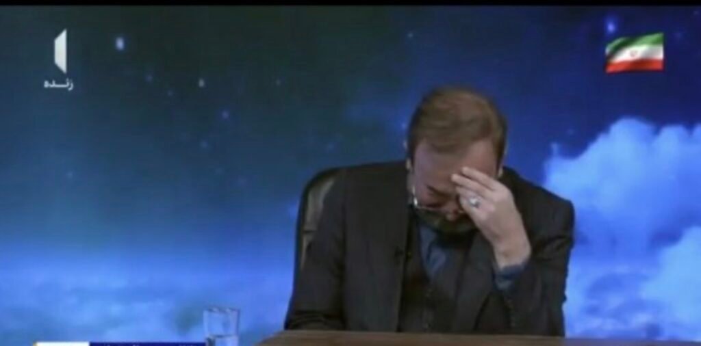 Prezantuesi iranian qau me dënesë teksa njoftoi vdekjen e Ali Khamenei