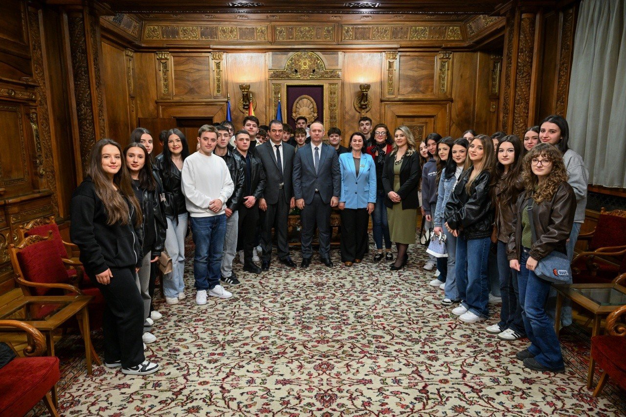 Gashi pret nxënësit nga SHMK  Drita  nga Kërçova në Kuvend