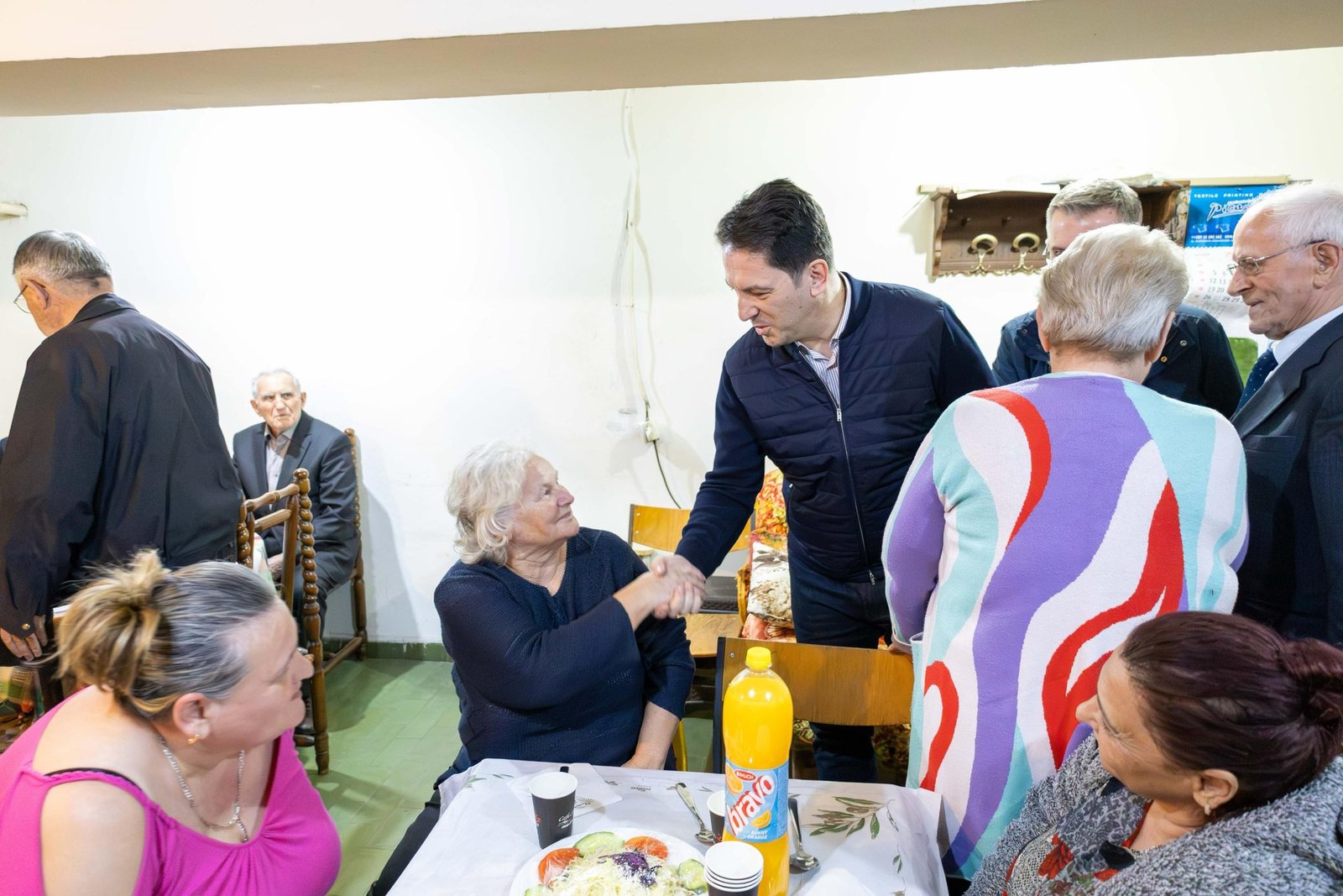 Zv kryeministri i parë Bekim Sali në iftar me pensionistët në Shtëpinë e Pensionistëve në Çair