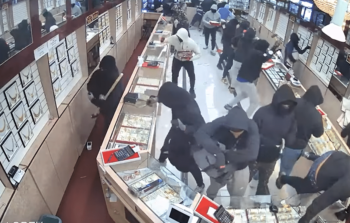 Grabitje spektakolare në Kaliforni  Banda merr bizhuteri 1 7 milionë dollarë në vetëm 70 sekonda