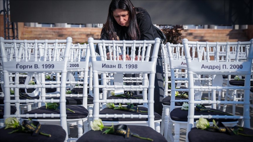 Përkujtohen viktimat në përvjetorin e parë të tragjedisë në Koçan  me 63 karrige të bardha të vendosura në qytet