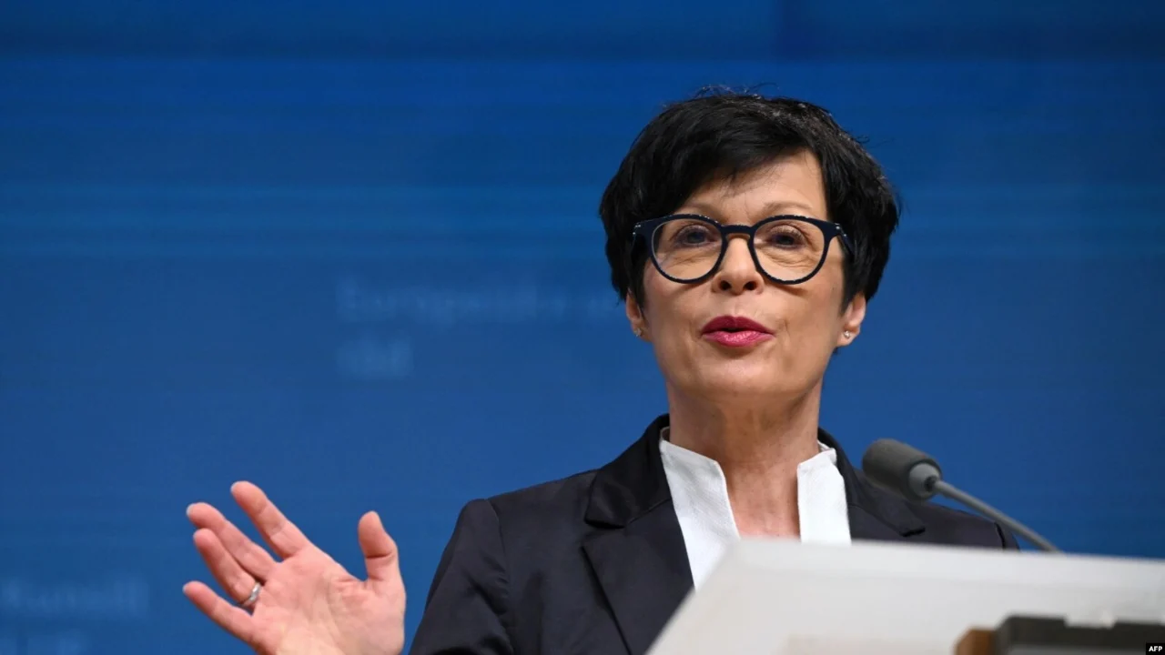 Marta Kos anulon vizitën në Beograd pas glorifikimit të Ratko Mlladiqit  Si mund t i shikoja nënat e Srebrenicës 