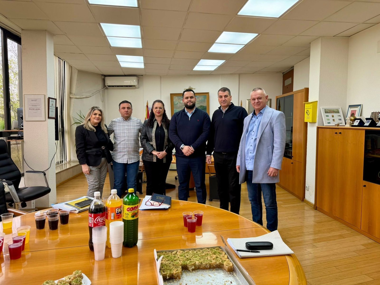 Drejtori i Postës  Kurtishi ndan gëzimin e Fitër Bajramit me stafin