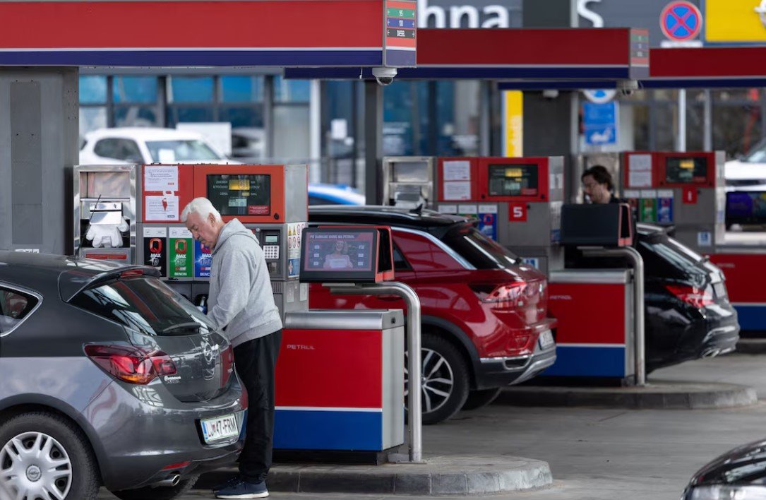 Lufta në Iran  Sllovenia kufizon furnizimin me karburant