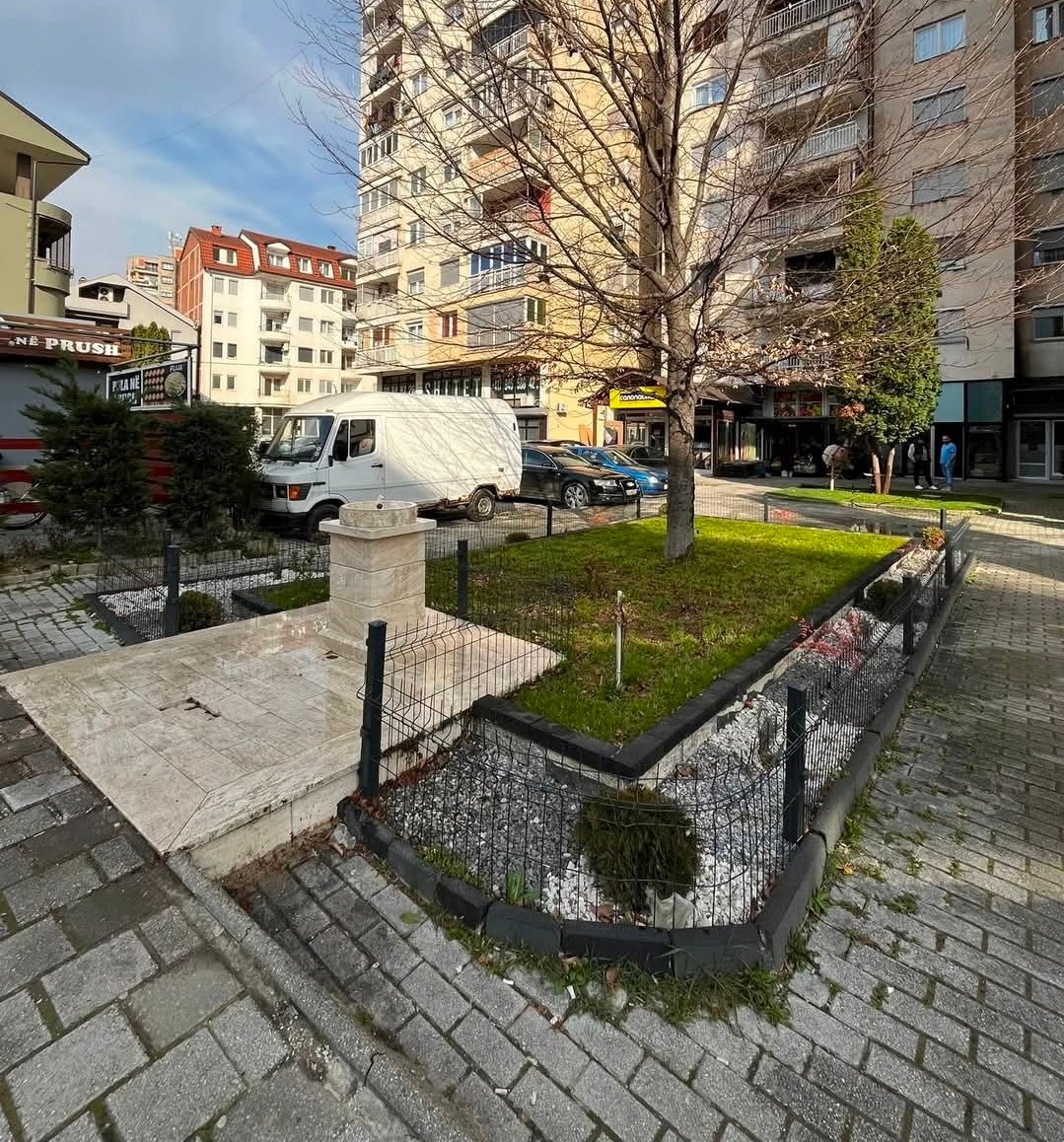 Dy qytetarë nga Tetova rregullojnë parkun në lagjen Teteks 2 me vetëiniciativë  komuna u jep mirënjohje