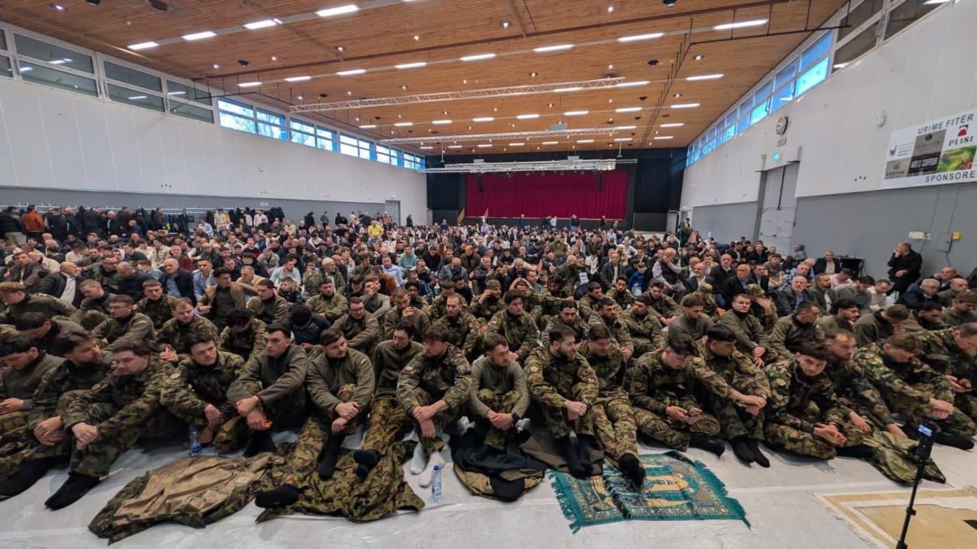 Zvicra jep shembullin  Ushtria liron ushtarët myslimanë për Bajram dhe organizon transport deri në xhami  