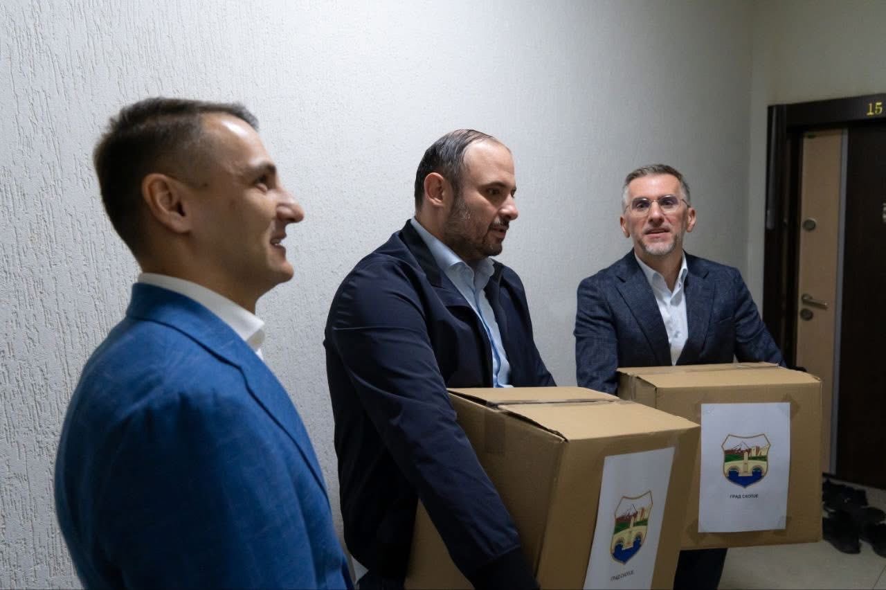 Berisha  Bashkë me kryetarin e Shkupit ndamë pako për Bajram