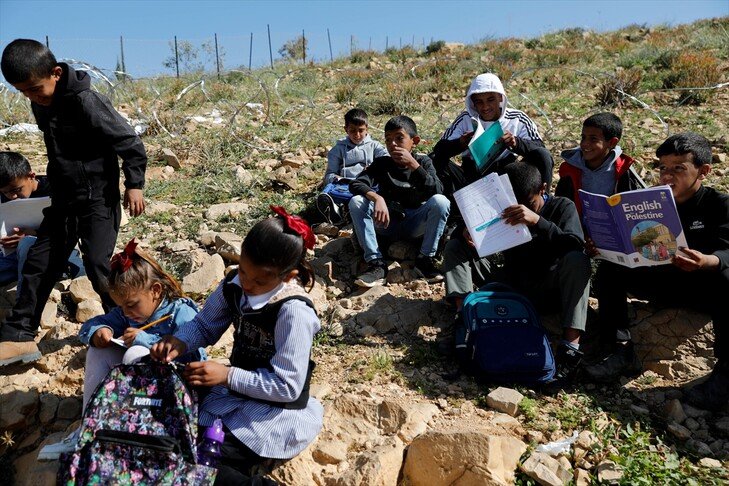 Nxënësit në Bregun Perëndimor zhvillojnë mësimin në rrugë për shkak të mbylljes së rrugës nga izraelitët