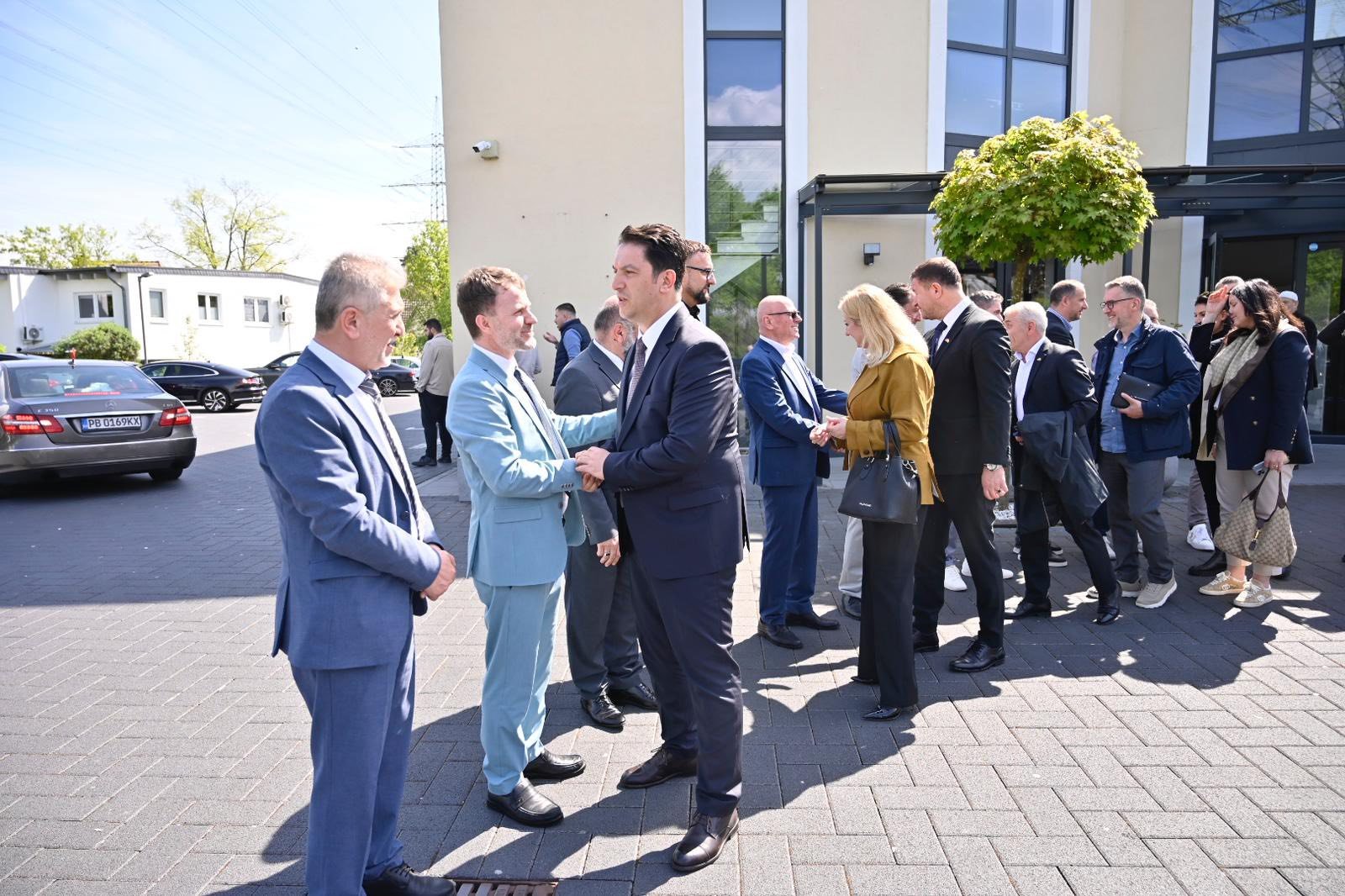 Zv kryeministri Sali takon diasporën në Troisdorf  Theksohet rëndësia e bashkëpunimit dhe ruajtjes së identitetit