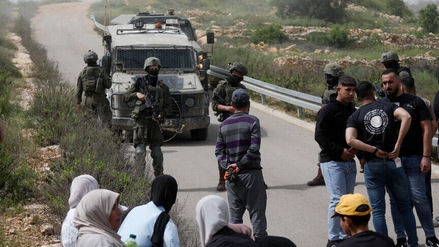 Pushtuesit izraelitë ngritën flamurin e Izraelit ndërsa sulmuan xhaminë Al Aksa në Kuds