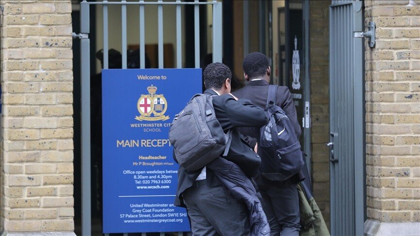 Telefonat pritet të ndalohen në shkollat në Angli sipas një ligji të ri