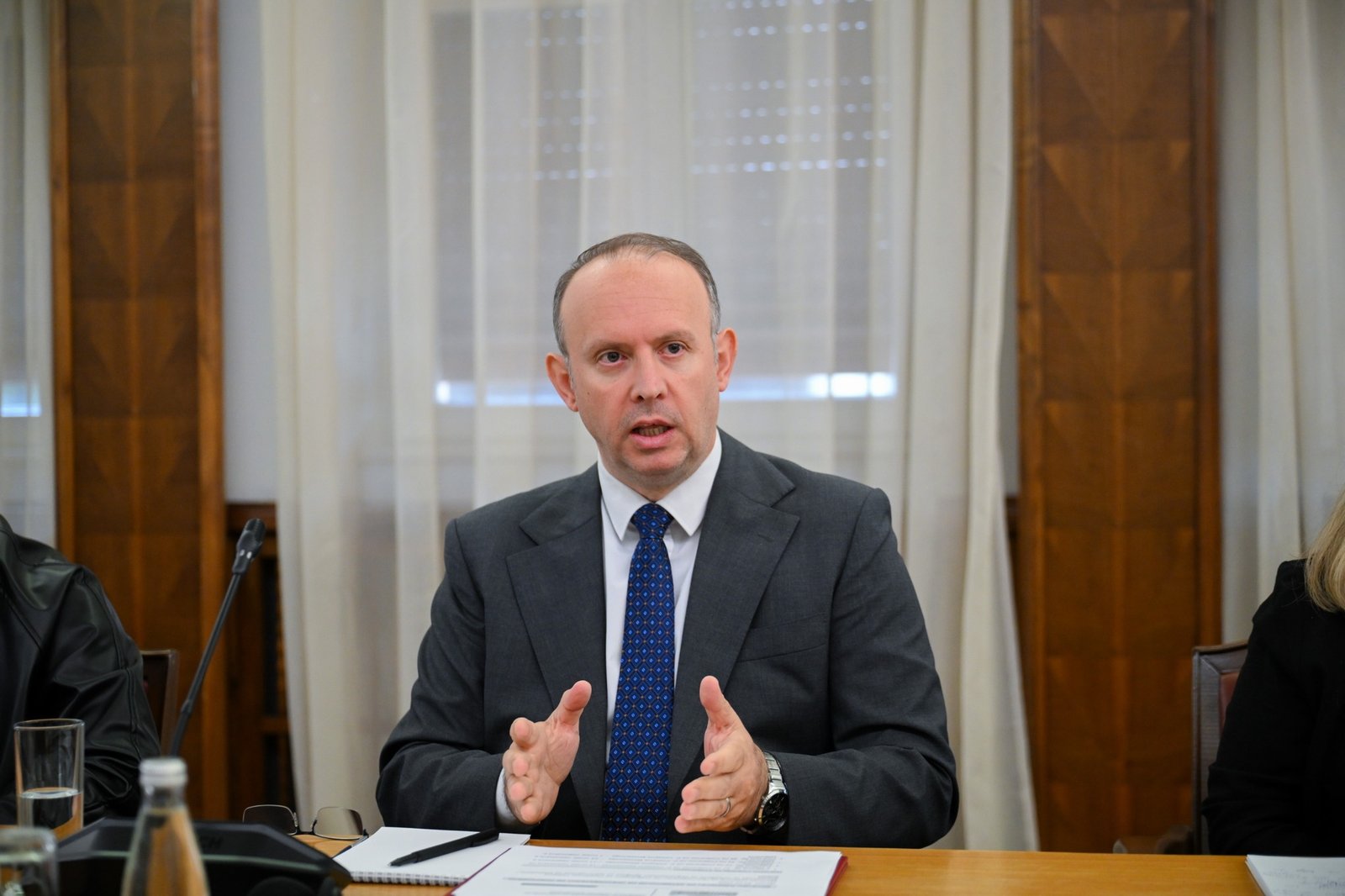 Gashi takim me gazetarët  Thekson rëndësinë e transparencës dhe komunikimit me publikun