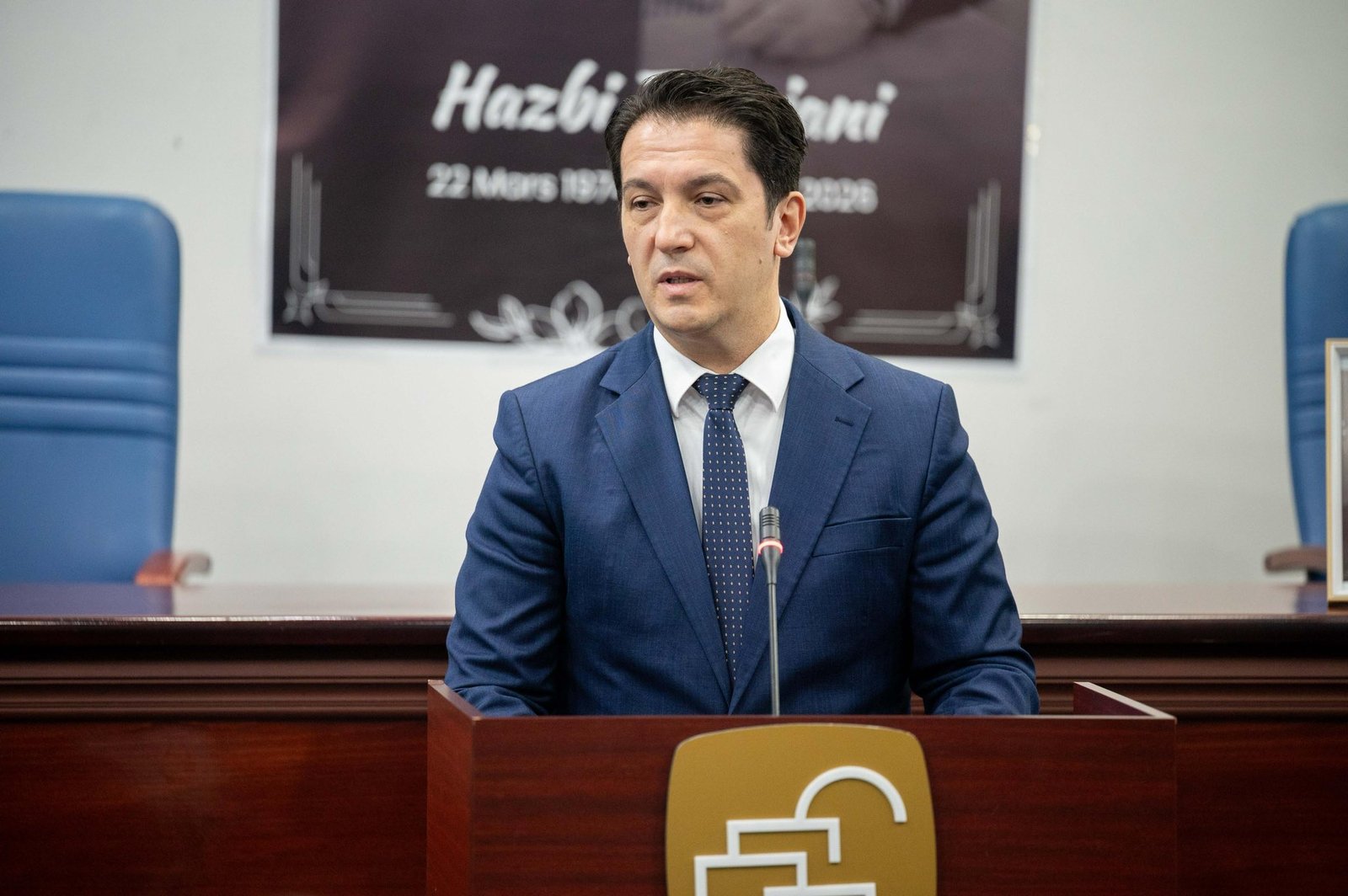 Zv kryeministri i parë Bekim Sali merr pjesë në mbledhjen komemorative për arsimtarin Hazbi Topojani