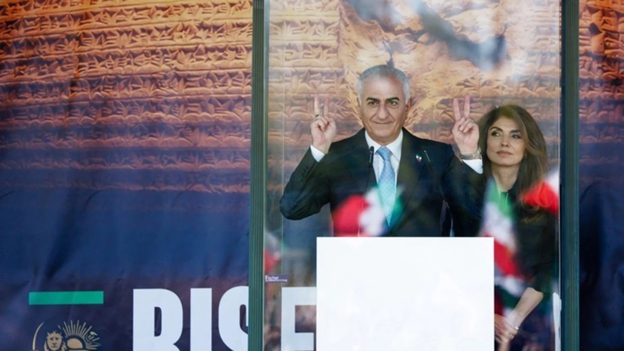  VIDEO  Pasi u sulmua me salcë domatesh  djali i ish Shahut iranian foli nga një kuti prej xhami