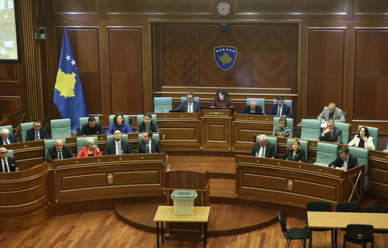 Shtyhet për 23 00 seanca për presidentin