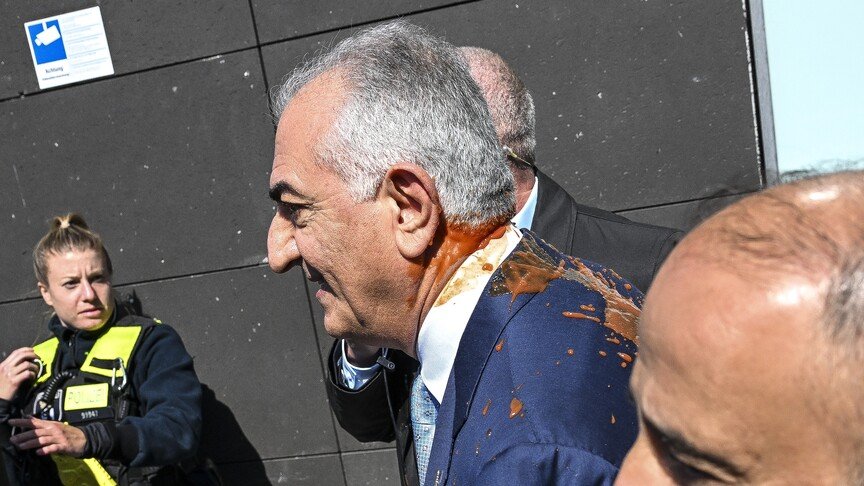 Figura opozitare iraniane  Reza Pahlavi  spërkatet me bojë të kuqe gjatë vizitës në Gjermani
