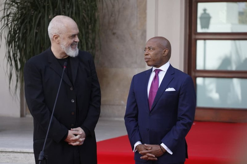 Edi Rama ia jep shtetësinë shqiptare lobistit më të madh të Izraelit