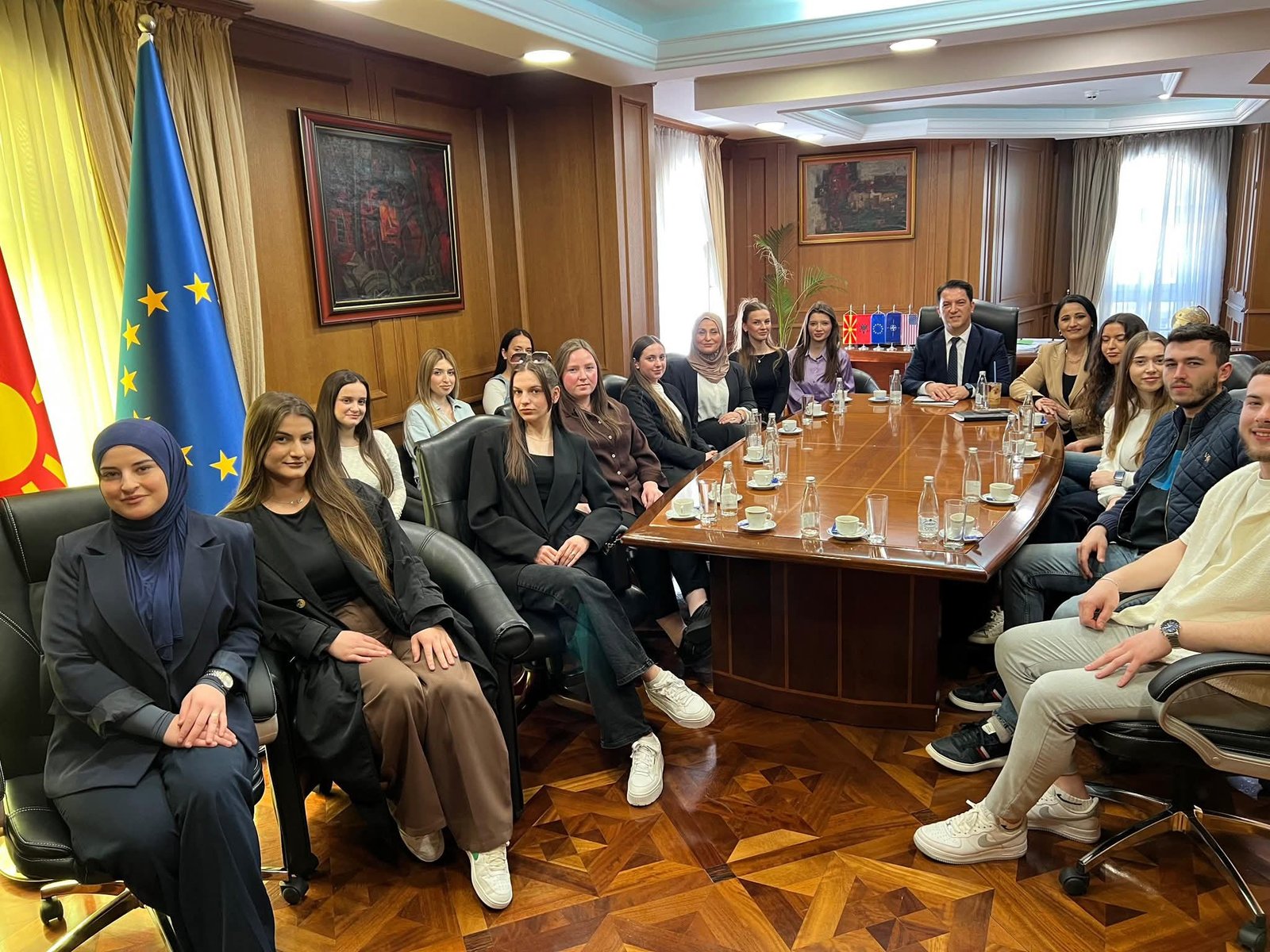 Zv kryeministri i parë Bekim Sali pret studentët e Universitetit  Nënë Tereza  në Qeveri