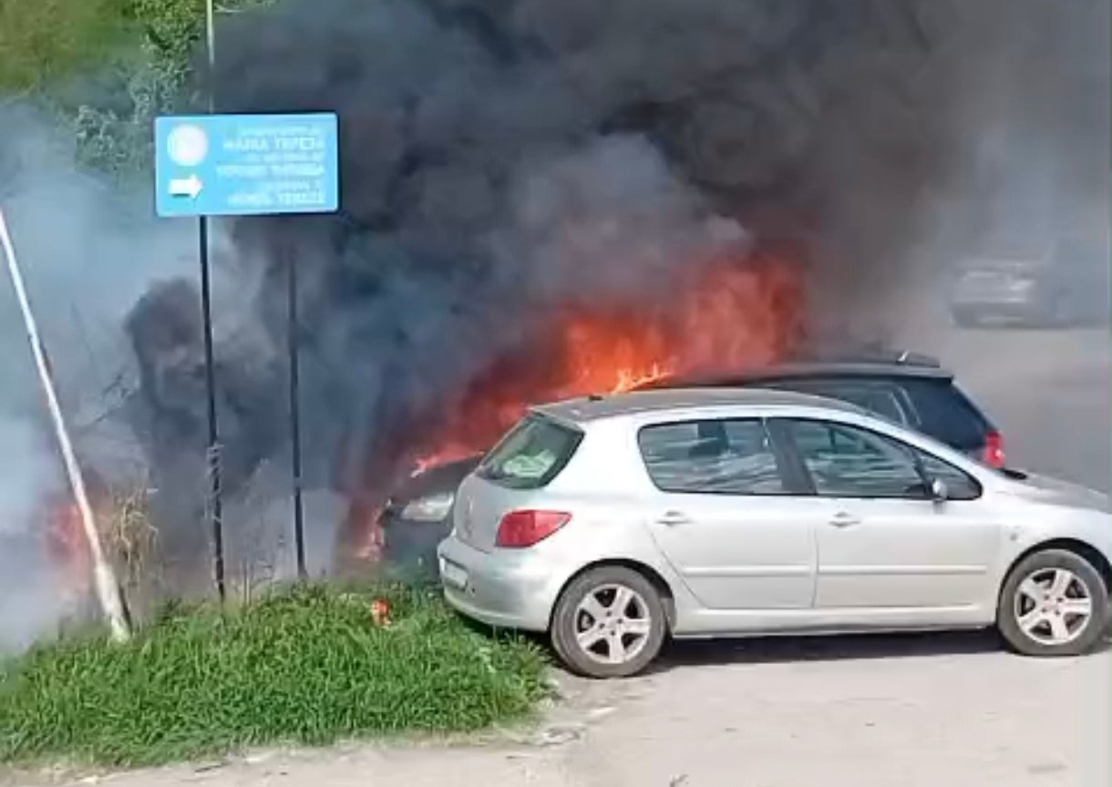 Zjarri te poligoni afër Kalasë së Shkupit ka përfshirë disa vetura