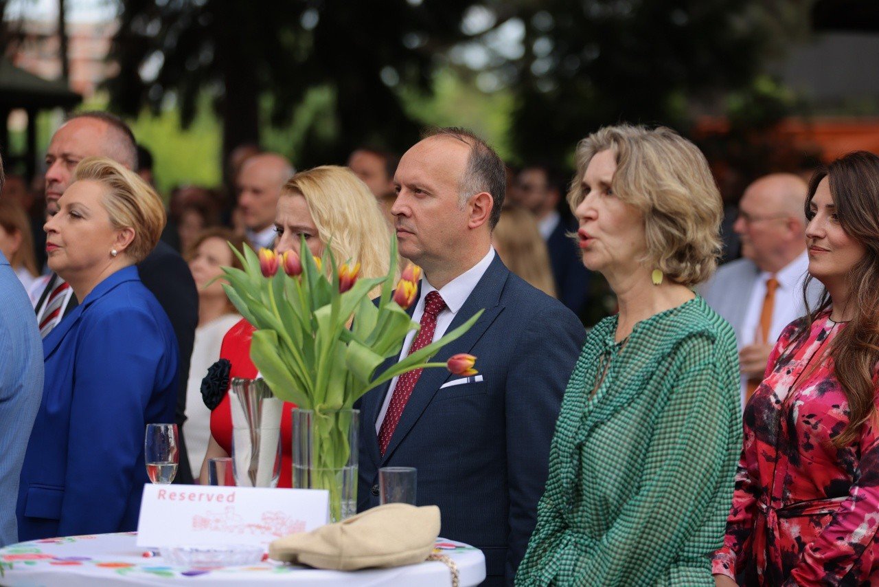 Afrim Gashi merr pjesë në pritjen për Ditën e Mbretit  theksohet bashkëpunimi me Holandë