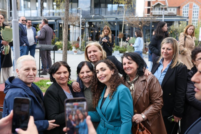 Ish  presidentja Vjosa Osmani takohet me qytetarë edhe në Gjilan