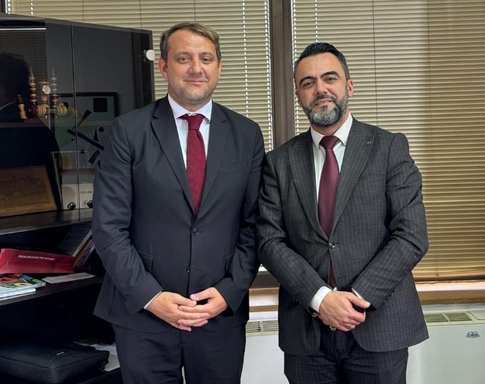 Zv ministri Sulejmani diskuton me ambasadorin e Kosovës për politikat arsimore