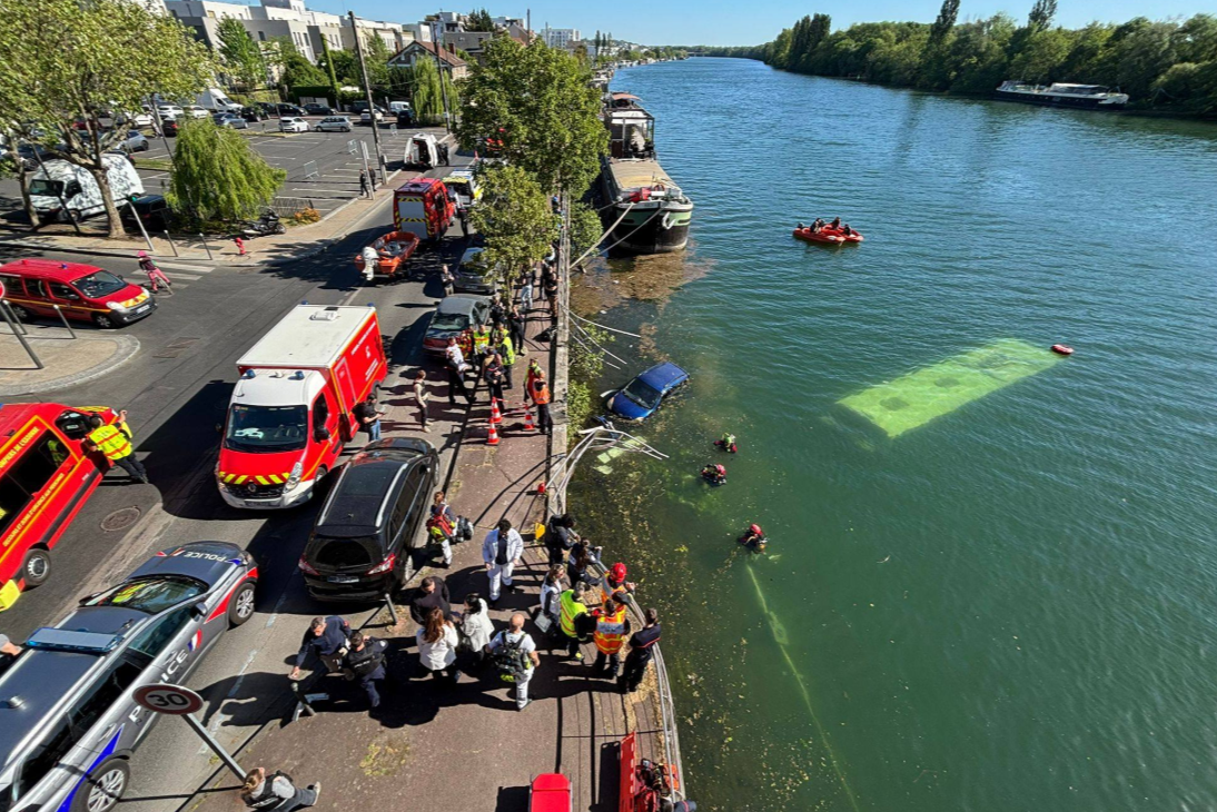 Aksident në Francë  autobusi dhe një makinë përfundojnë në lumin Sena