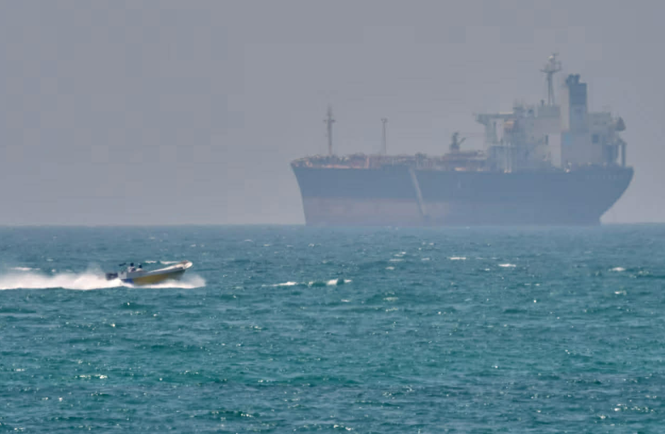 Ngushtica e Hormuzit mbetet e bllokuar  dy anije kthehen prapa