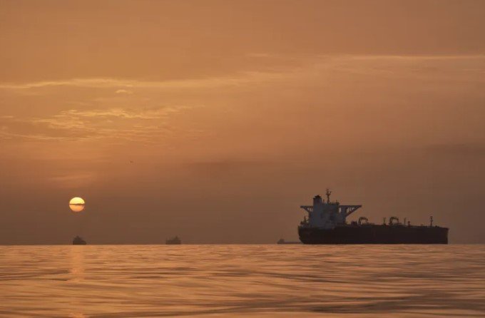 Çmimet e naftës rriten ndjeshëm pas sulmeve ndaj anijeve në Ngushticën e Hormuzit