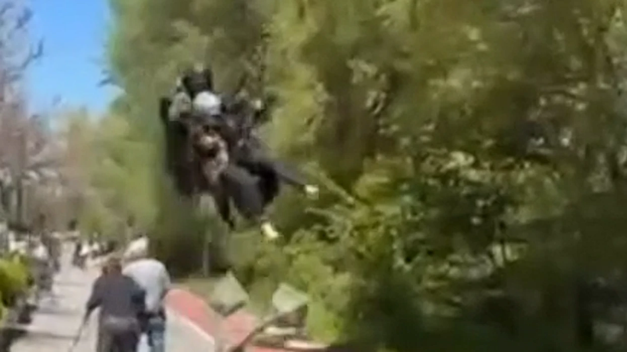 parashutisti-rrezikon-kembesoret-ne-oher-per-pak-godet-nenen-me-femijen