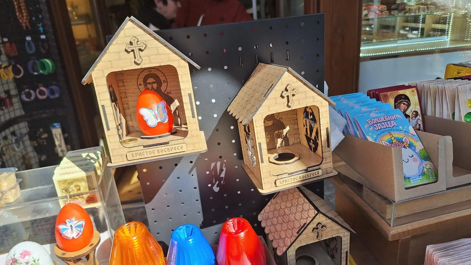 Ortodoksët festojnë Pashkët  uruan krerët shtetëror