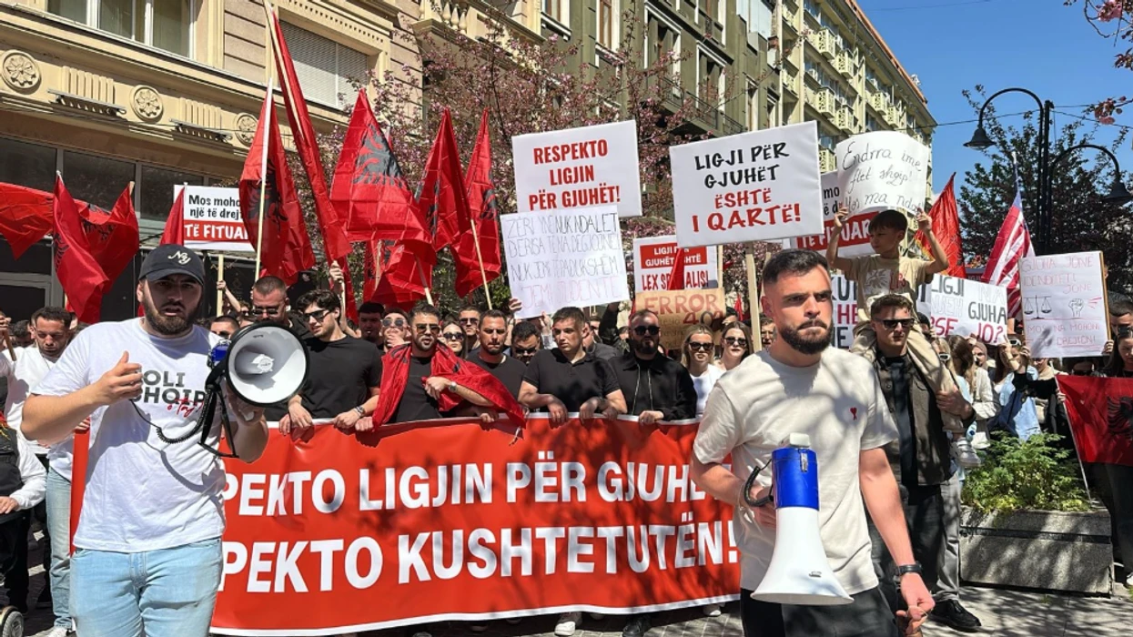  Fillkov dorëheqje    Gjuha shqipe nuk negociohet    protestojnë studentët shqiptarë në Shkup