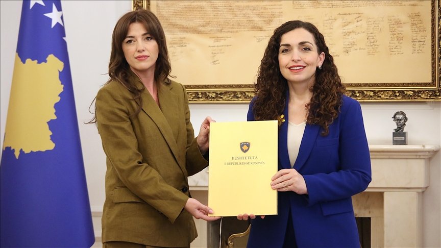 Presidentja Osmani përfundon mandatin 5 vjeçar  i dorëzon detyrën kryeparlamentares Haxhiu