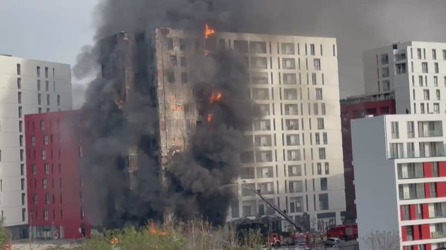 Zjarri në banesën 12 katëshe në Tiranë  dyshohet për zjarrvënie aksidentale nga disa të mitur