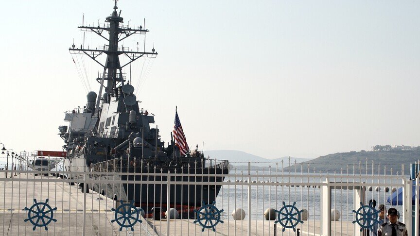 Zjarri dëmton shkatërruesin e Marinës Amerikane  USS Higgins 