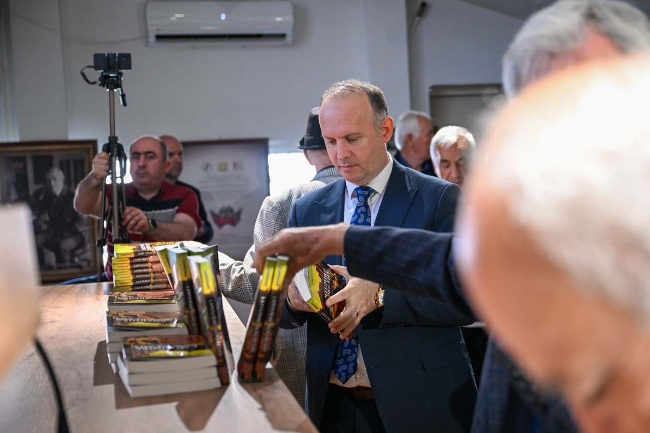 Kryeparlamentari Gashi merr pjesë në promovimin e romanit  Lamtumirë Bukuresht 