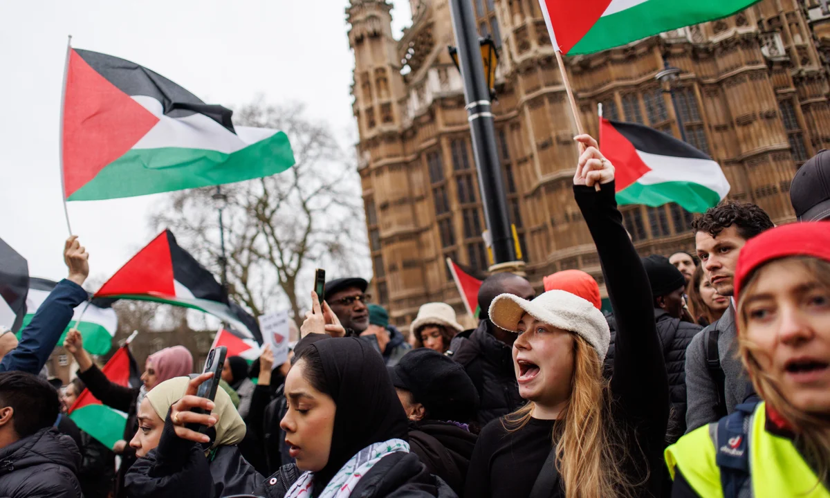 Britania shqyrton kufizime ndaj protestave pro palestineze