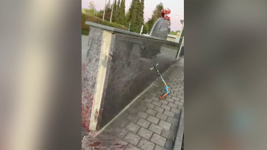 Në Gjermani vandalizohet një xhami  lihet një kokë derri në hyrje