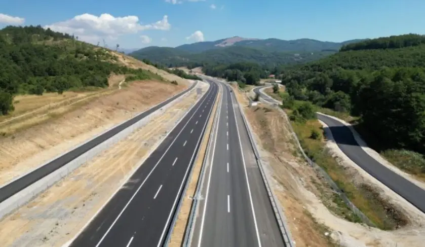Aktivitete intensive ndërtimore në segmentet e autostradave në vend