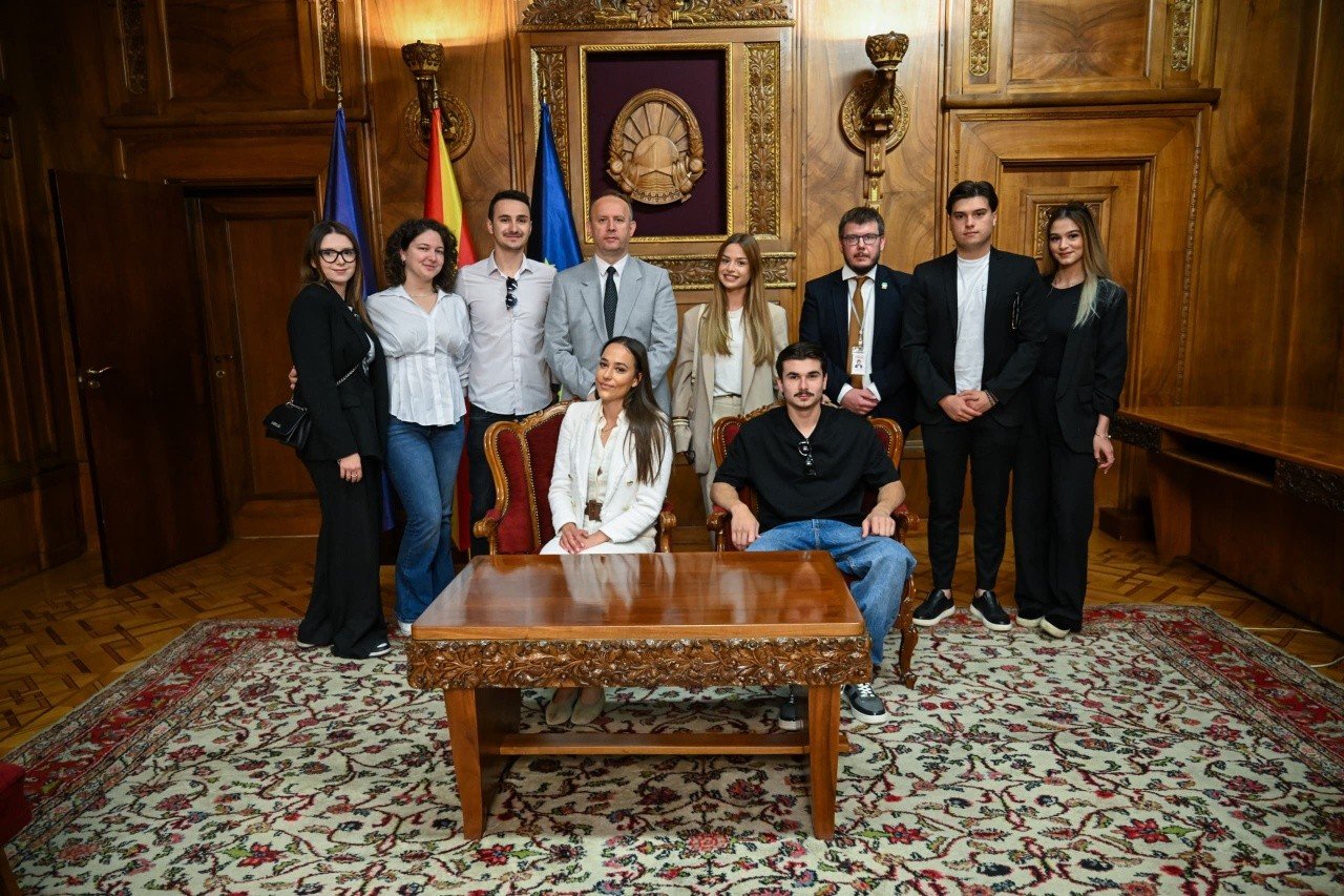 Kryeparlamentari Gashi  Bashkëbisedim i veçantë me studentët nga Kolegji Amerikan