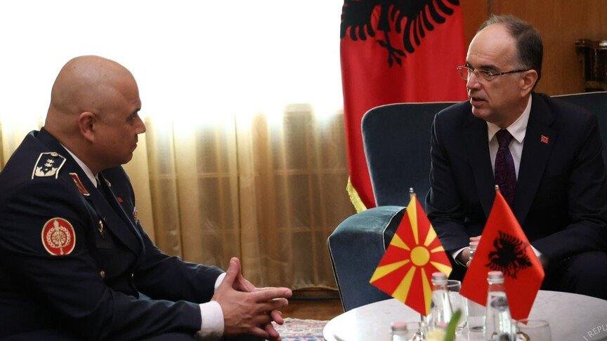 Shefi i ushtrisë së RMV së pritet në takim në Tiranë nga presidenti Begaj